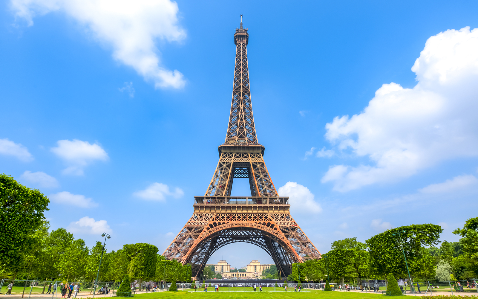 ¿Y si la Torre Eiffel la hubiese diseñado Gaudí? Así se vería con el estilo de 16 arquitectos famosos
