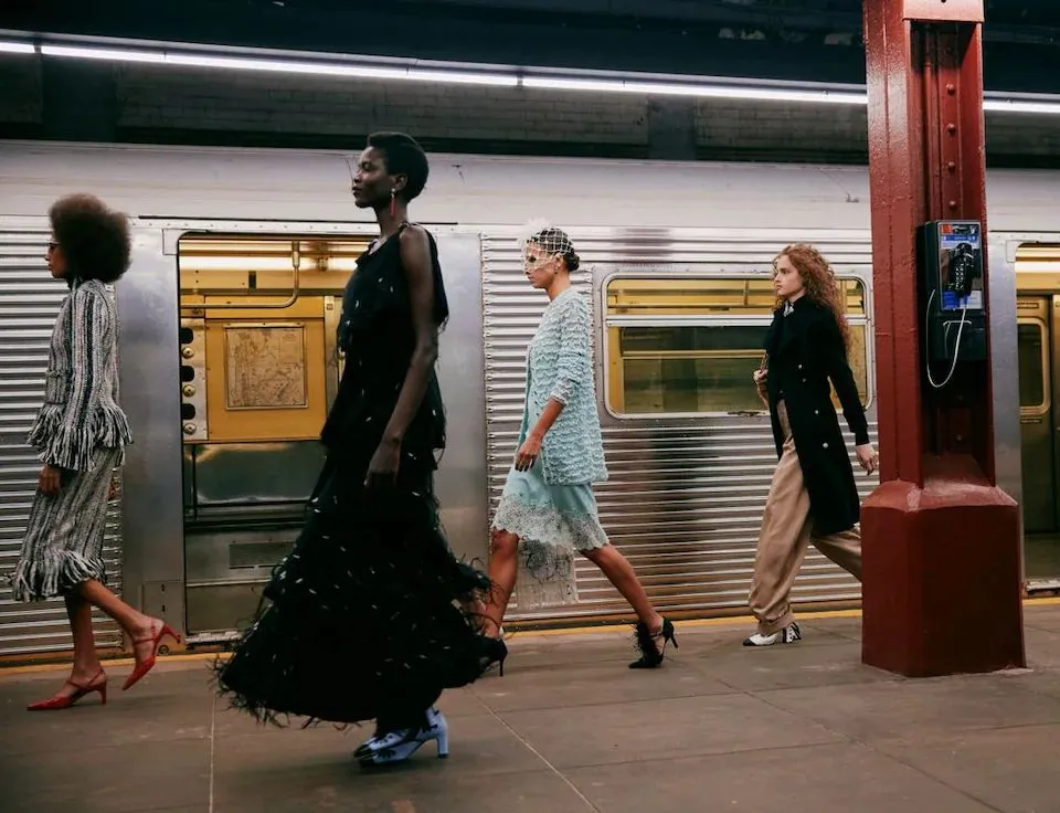 Chanel 2025: moda bajo tierra, cine en movimiento y un desfile que redefinió el espectáculo