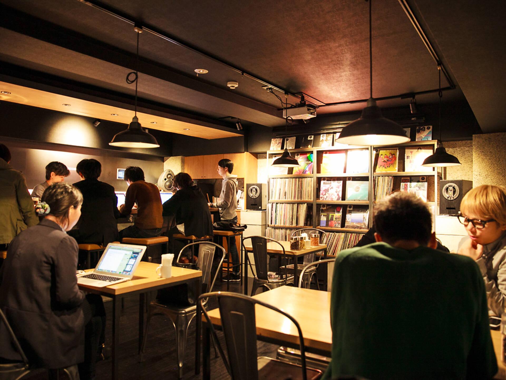 Listening bars: la nueva forma de salir a escuchar música (y que ya llegó a Santiago)