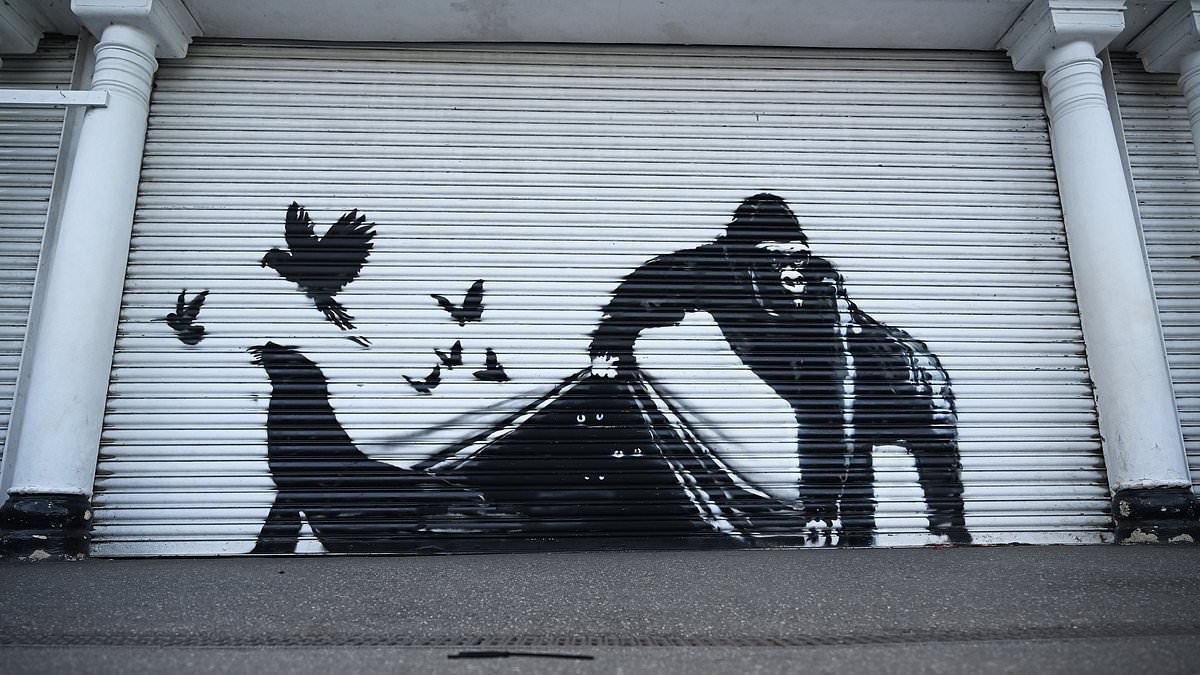 Banksy presenta NOVENO mural en otros tantos días: la obra de arte de un gorila aparece en las contraventanas del Zoológico de Londres mientras continúa la serie de pinturas con temas de