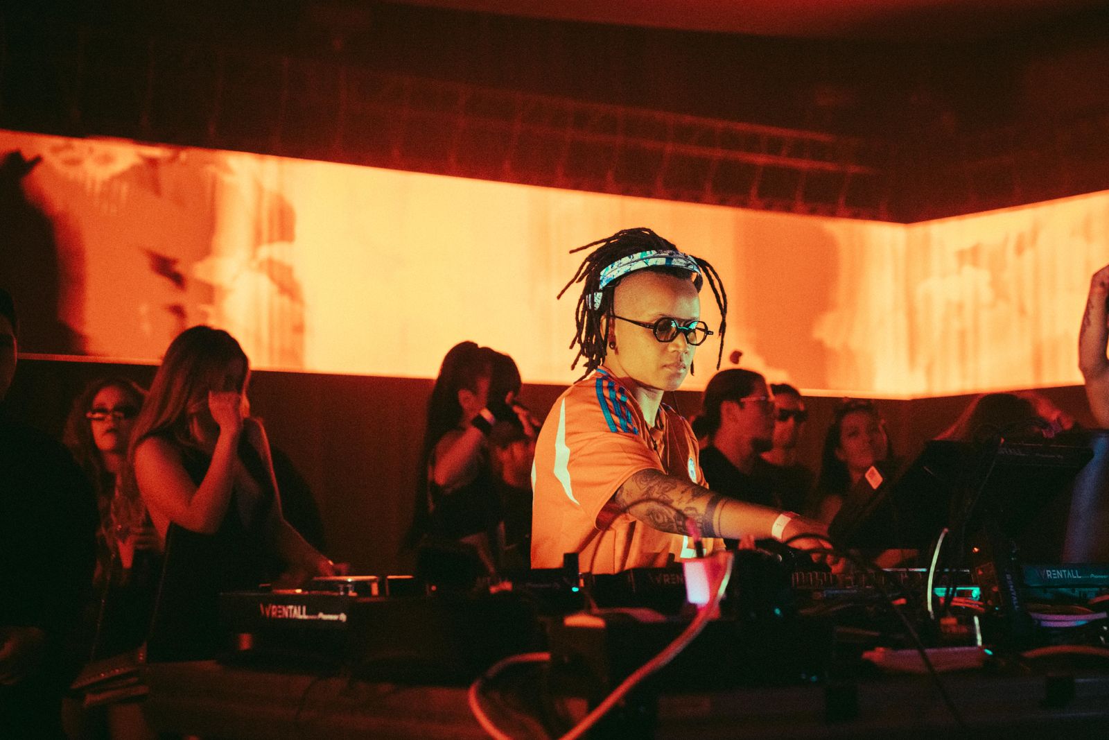 Curol regresa a Chile: la DJ sensación que conquistó a la escena electrónica vuelve este domingo a Piknic Électronik Santiago
