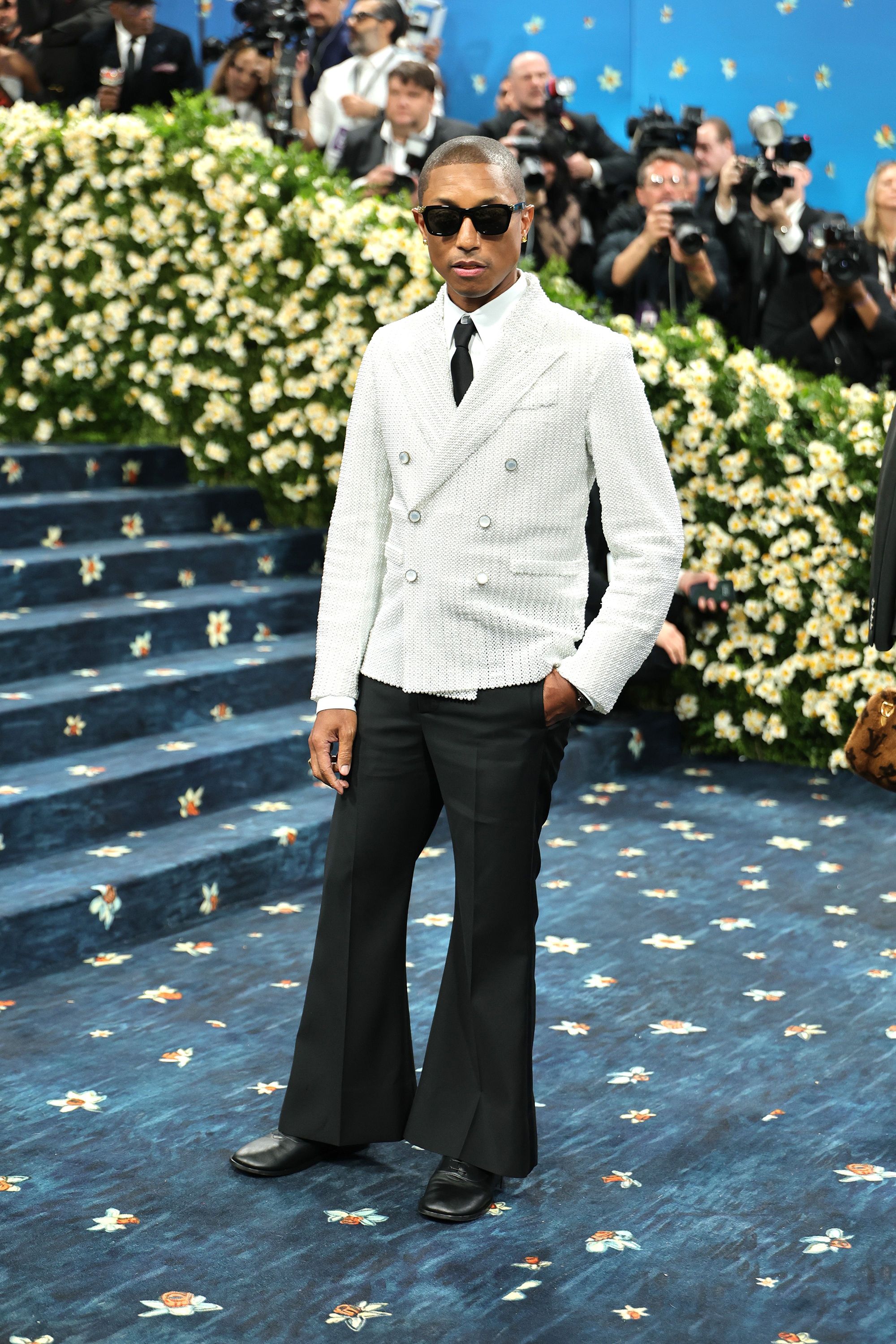 Pharrell Williams brilló con un traje de 100,000 perlas en la MET Gala 2025 | Vogue