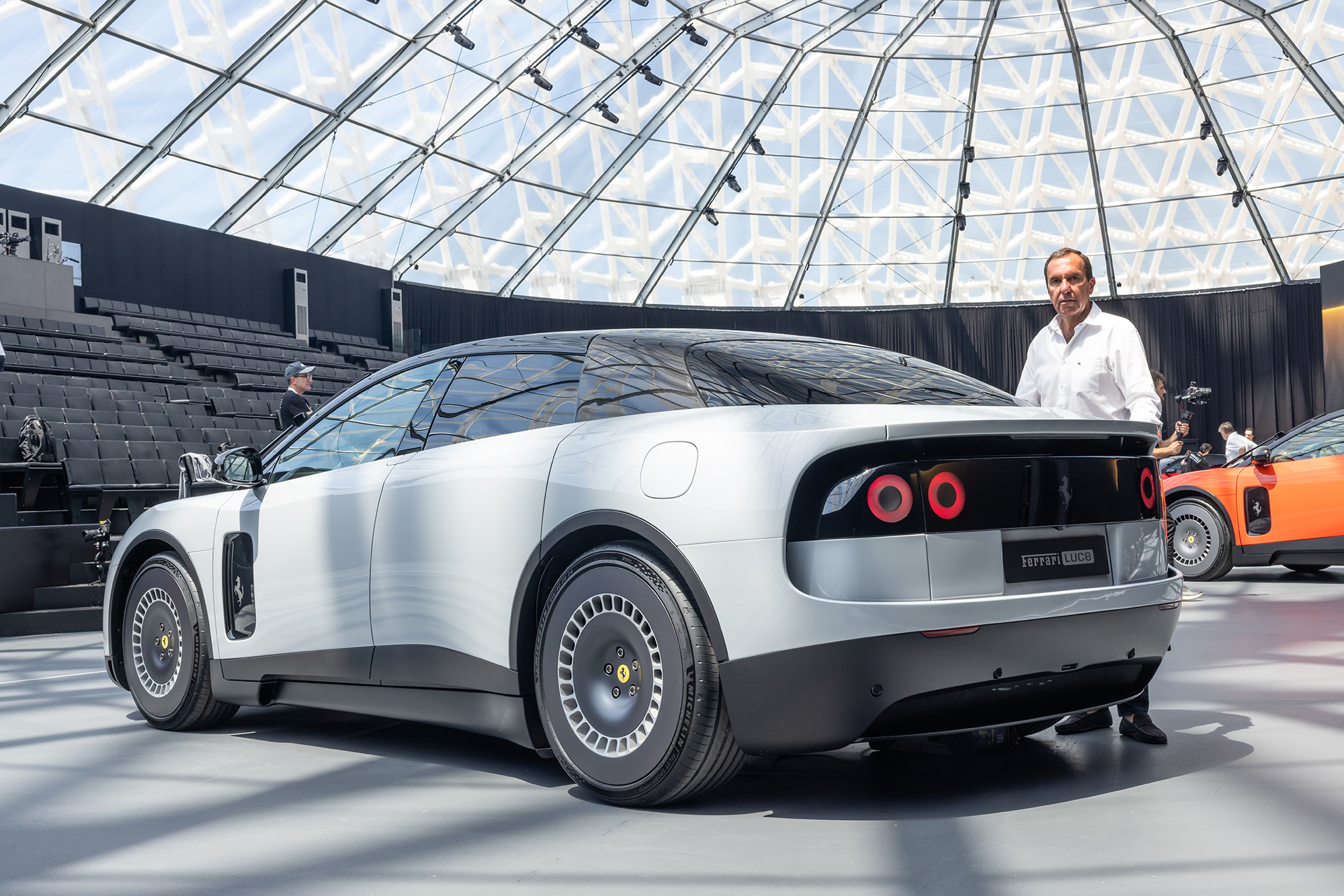 Ferrari presentó su primer auto eléctrico y parece salido de una colaboración entre Apple y el futuro
