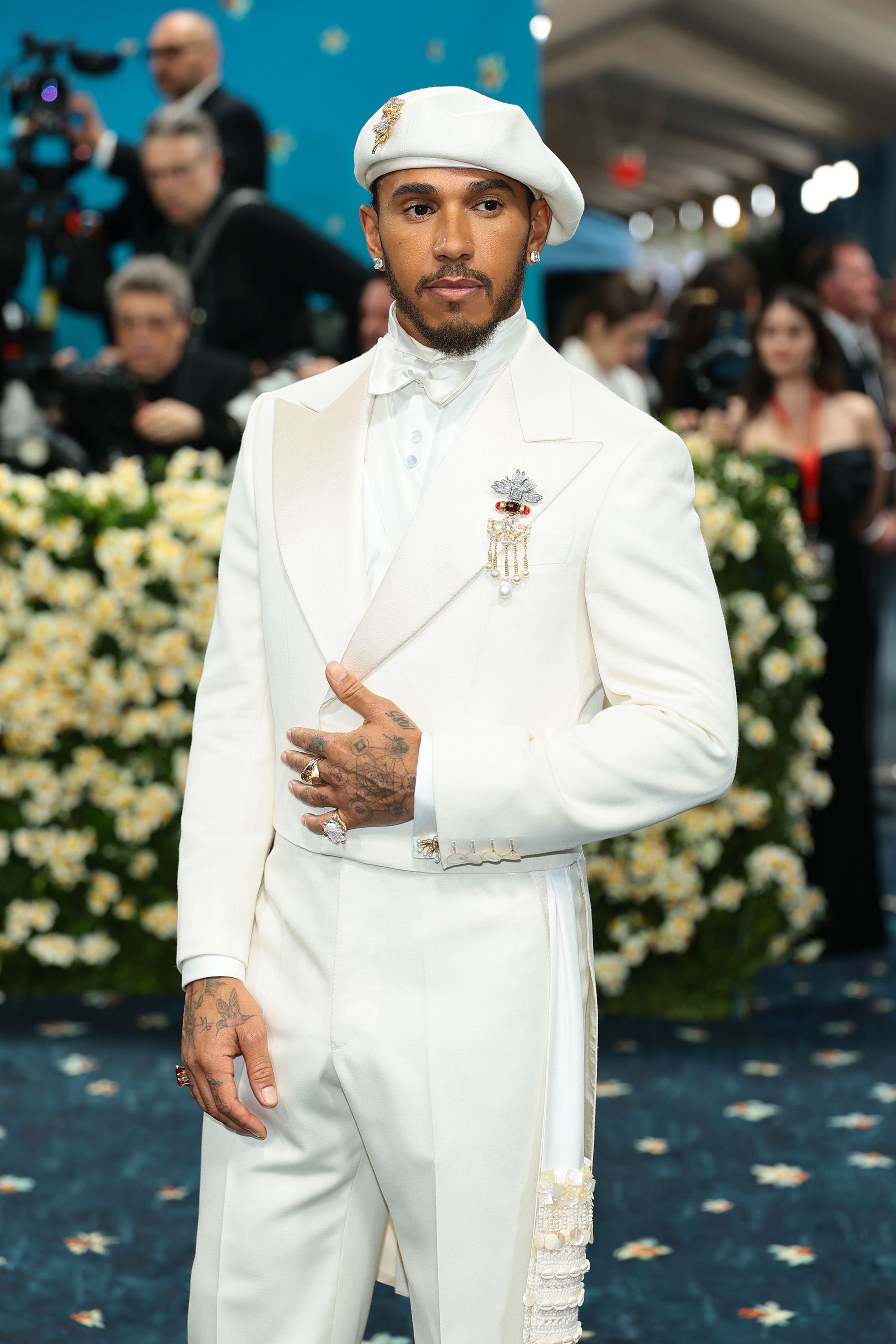 Lewis Hamilton llega a la MET Gala 2025 con el traje blanco más elegante de la noche | Vogue