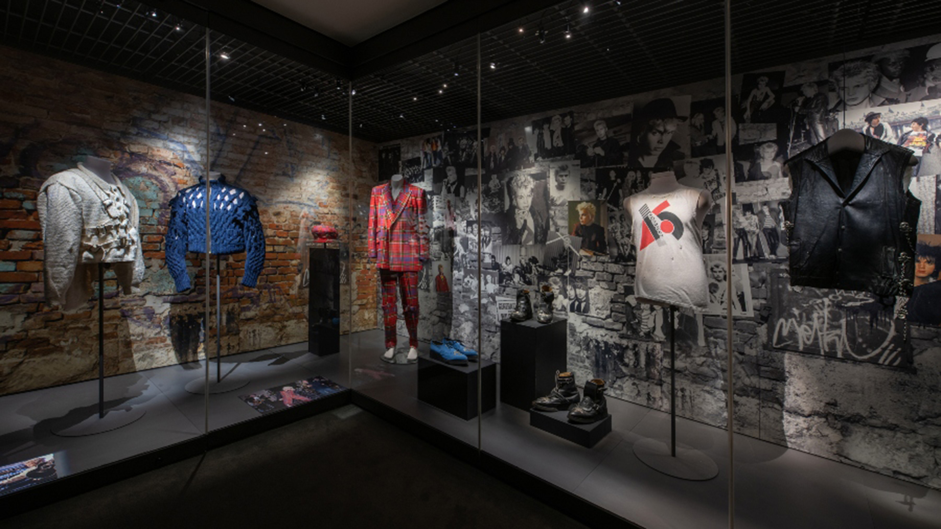 Billy Idol llegó al Museo de la Moda con su colección “Fashion for fantasy”