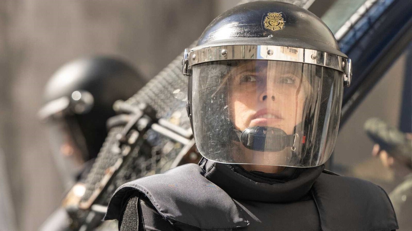 Asedio (2023) crítica: lo tenía todo para ser un thriller asfixiante tan bueno como 'Antidisturbios' pero cae víctima de su ambición de querer ser más que eso | opiniones Espinof