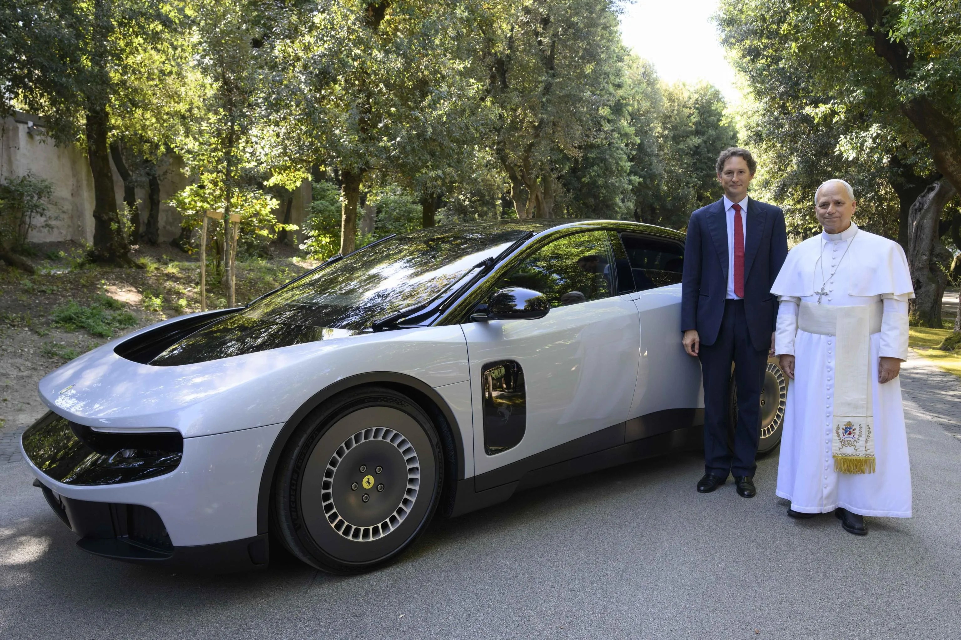 El papa León XIV se sienta al volante del primer Ferrari eléctrico