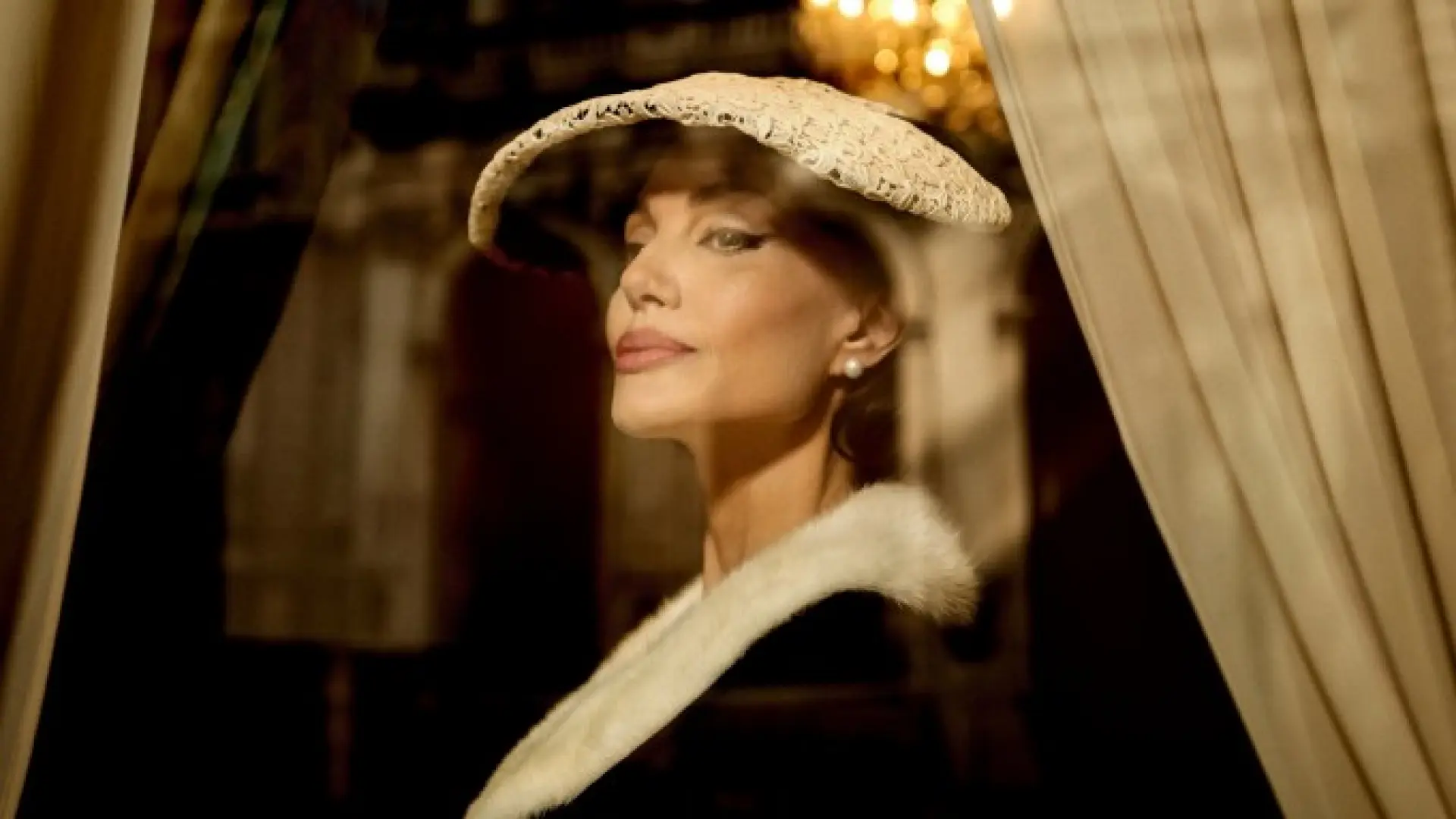 Pablo Larraín competirá en Festival de Venecia con biopic protagonizada por Angelina Jolie